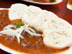 Goulash de carne com dumplings